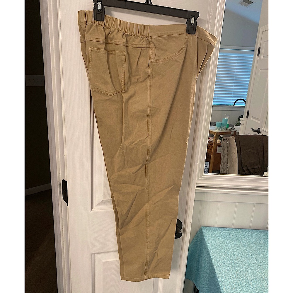 Isaac Mizrahi khaki pant size 16. Elastic waist in back.